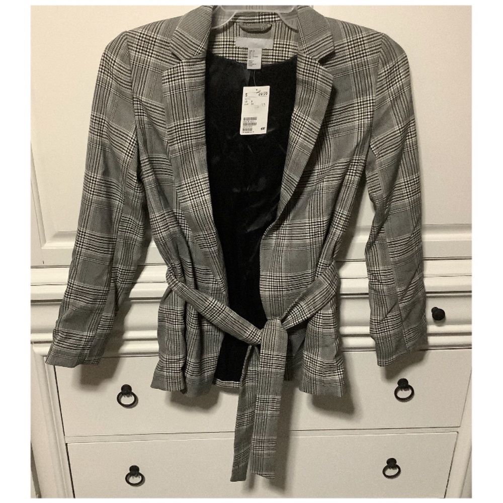 NWT H&M  Size 2 ladies lined jacket, removable tie belt